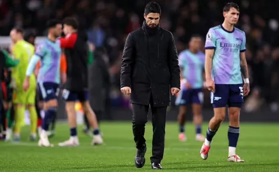 VAR "ngáng đường", Arsenal tự làm khó trong cuộc đua vô địch Ngoại hạng Anh!