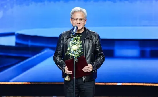 Hội đồng Giải thưởng VinFuture nói gì về quyết định vinh danh CEO Nvidia?