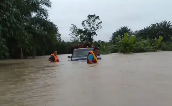 Lũ lụt tiếp tục tàn phá miền Nam Thái Lan, 2 người thiệt mạng