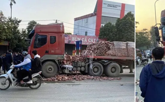 Xe máy kẹp 3 lao vào gầm ô tô đầu kéo, 1 người tử vong