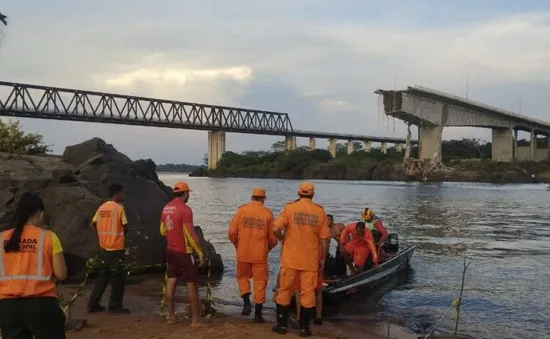 Sập cầu ở Brazil, 1 người tử vong, axit sunfuric tràn ra sông