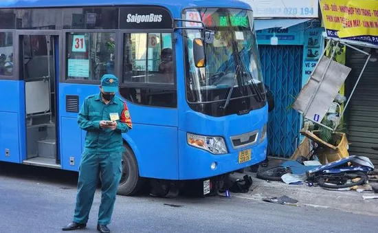 Xe bus lao qua đường tông xe máy và xe đạp, 2 người bị thương