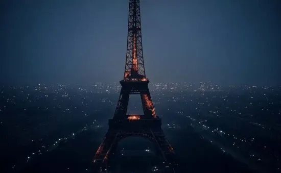 Cháy trên Tháp Eiffel ngay trước thềm Giáng sinh, hàng nghìn người phải sơ tán