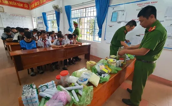 Phát hiện 25 em học sinh cùng nhau góp tiền mua hóa chất về chế tạo pháo