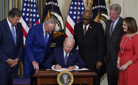 Tổng thống Mỹ Joe Biden ký ban hành 50 luật trước khi mãn nhiệm