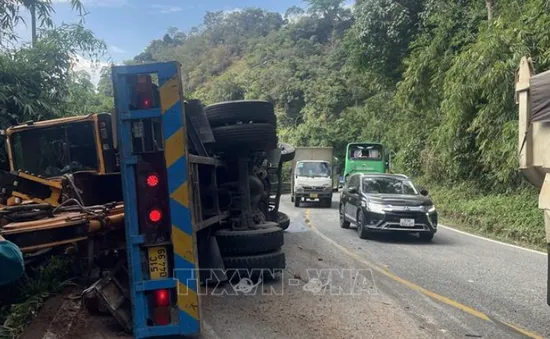 Va chạm với xe khách, xe đầu kéo lật ngang trên đèo Bảo Lộc