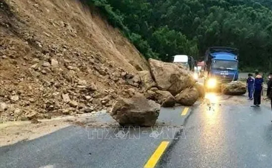 Khắc phục tình trạng đá lăn xuống chân đèo An Khê