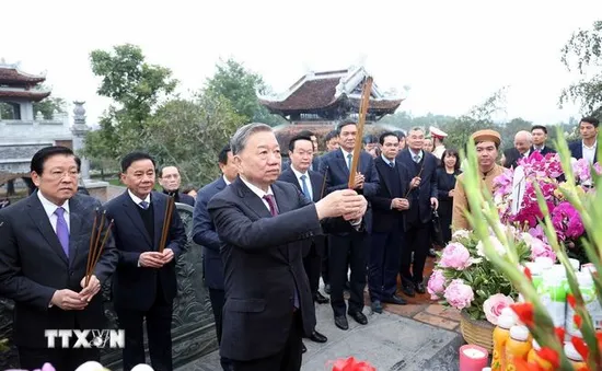 Tổng Bí thư Tô Lâm dâng hương tưởng niệm Chủ tịch Hồ Chí Minh tại Nghệ An ​