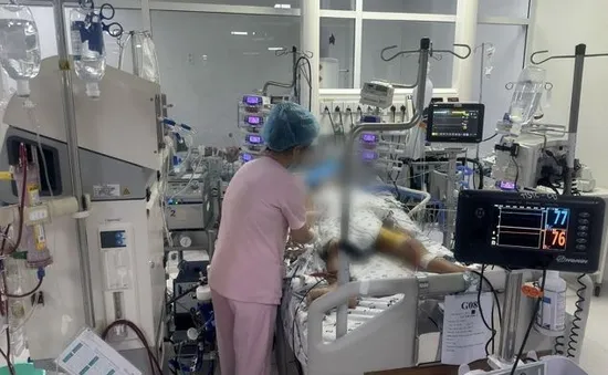 Can thiệp ECMO cứu bé gái bị viêm cơ tim tối cấp