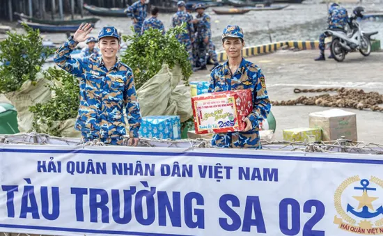 Vùng 2 Hải quân khởi hành đưa quà Tết Nguyên đán ra nhà giàn DK1, tàu trên biển