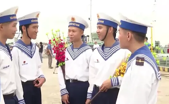 Những chuyến tàu mang Tết đến nhà giàn DK1