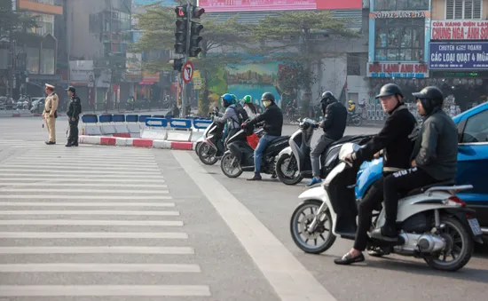 Cảnh sát giao thông Hà Nội xử lý nghiêm vi phạm trong ngày đầu năm mới