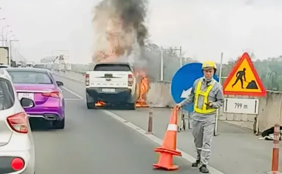 Cháy ô tô bán tải trên cao tốc TP Hồ Chí Minh - Dầu Giây