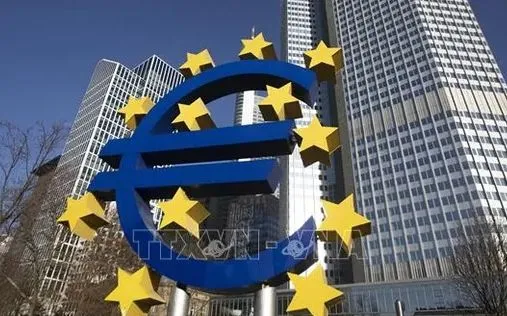 ECB bị chỉ trích chậm hạ lãi suất