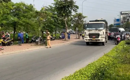 Va chạm với xe tải chở rác, người đàn ông đi xe đạp nguy kịch