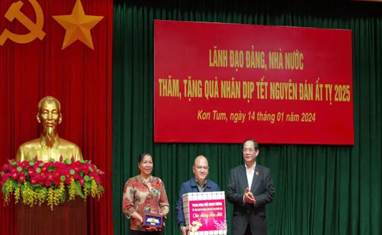 Phó Chủ tịch Quốc hội Trần Quang Phương thăm, tặng quà Tết tại Kon Tum