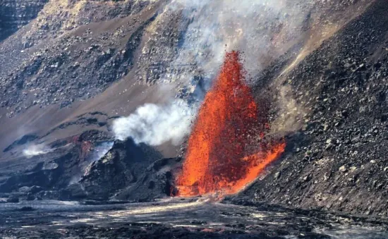 Du khách đổ xô chiêm ngưỡng dòng nham thạch phun trào từ núi lửa Kilauea ở Hawaii