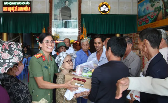 An Giang: Mang xuân về cho bà con huyện cù lao