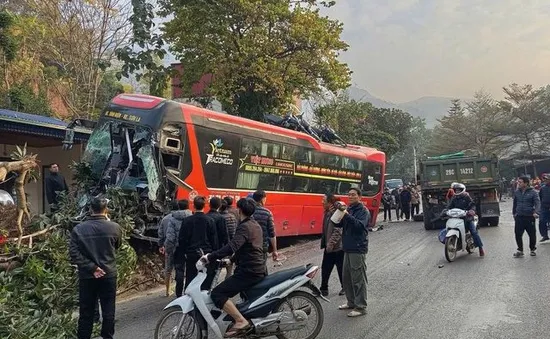 Tai nạn liên hoàn ở Sơn La, xe khách biến dạng