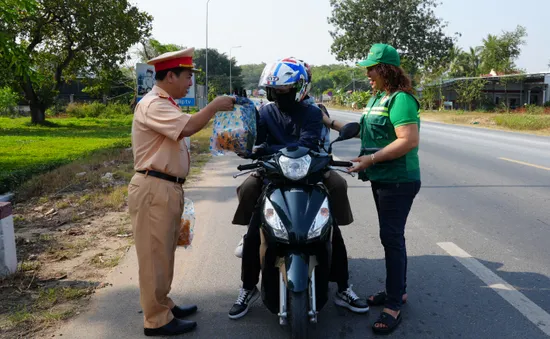 Bình Thuận: CSGT xuống đường phát nước uống, tặng quà cho người dân về quê ăn Tết