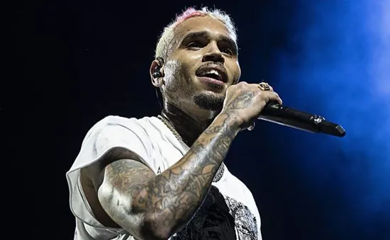 Chris Brown kiện Warner Bros. đòi bồi thường 500 triệu USD