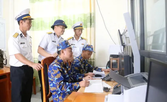 Vùng 4 thăm, kiểm tra sẵn sàng chiến đấu, chúc Tết các đơn vị đóng quân trên đảo Bình Ba