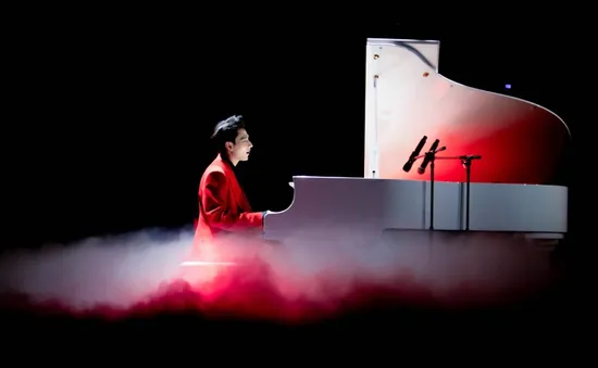 Isaac khoe tài đàn piano trên sân khấu, thú nhận thiếu kinh nghiệm tình yêu