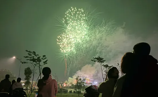 Bà Rịa - Vũng Tàu: Pháo hoa rực trời, người dân, du khách hân hoan đón năm mới