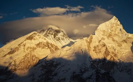 Nepal tăng phí leo núi Everest