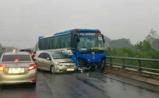 3 ô tô tông liên hoàn trên cao tốc Nội Bài - Lào Cai