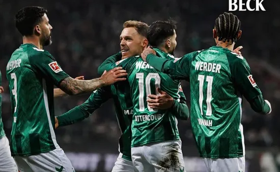 Werder Bremen giành chiến thắng với chỉ 9 người trên sân