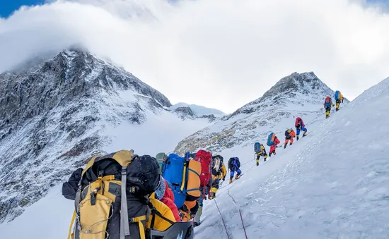 Nepal tăng mạnh phí leo núi Everest