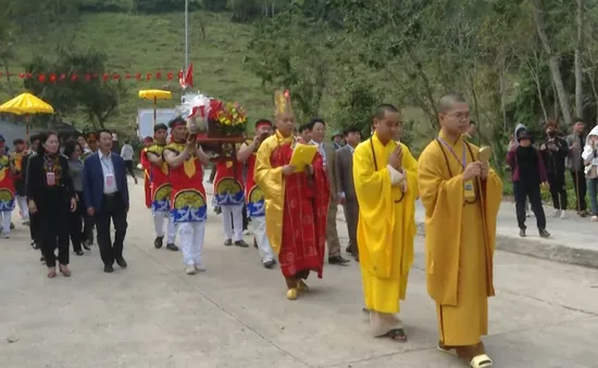 Đầu năm lên núi Thần Đinh xem lễ hội rước “nước thiêng” và đại lễ cầu an