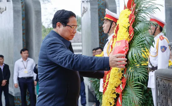 Thủ tướng dâng hương tri ân các anh hùng liệt sĩ và Mẹ Việt Nam anh hùng
