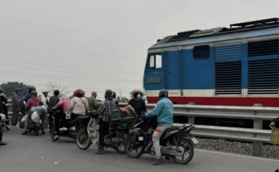 Va chạm với tàu hỏa ở Hà Nội, người phụ nữ đi xe máy tử vong