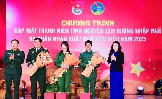 Anh hùng Phạm Tuân gặp gỡ và tiếp lửa cho thanh niên tình nguyện chuẩn bị lên đường nhập ngũ