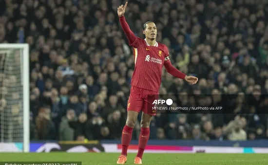 Van Dijk cho rằng trọng tài Michael Oliver đã mất kiểm soát