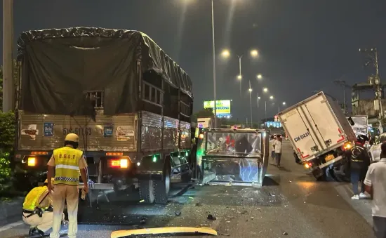 TP Hồ Chí Minh: Tai nạn liên hoàn, nhiều xe tải nằm ngổn ngang trên đường