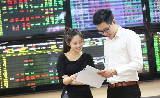 VN-Index tiến dần về mốc 1.300 điểm