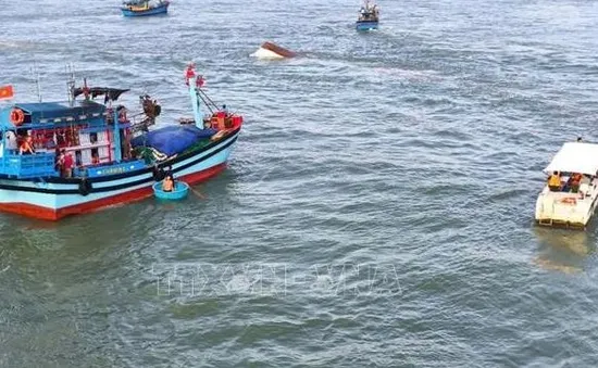 Sóng lớn đánh chìm tàu ở Nha Trang, làm 1 người tử vong, 1 người mất tích