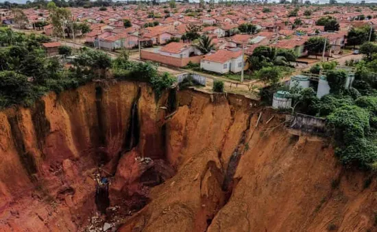 Hố sụt khổng lồ nuốt chửng thị trấn Brazil