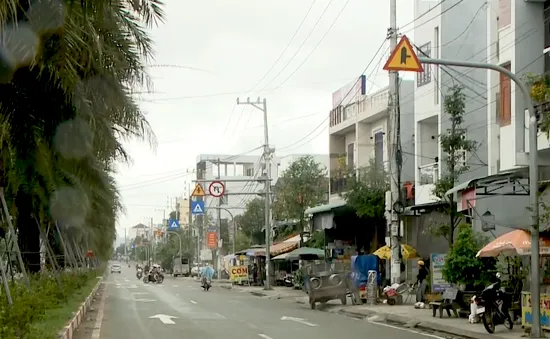 Bất cập biển báo giao thông trên tuyến đường ra sân bay Phù Cát