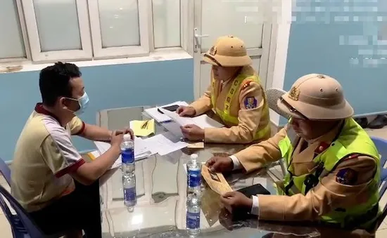 Xử phạt tài xế xe khách không bằng lái, điều khiển xe đi ngược chiều cao tốc