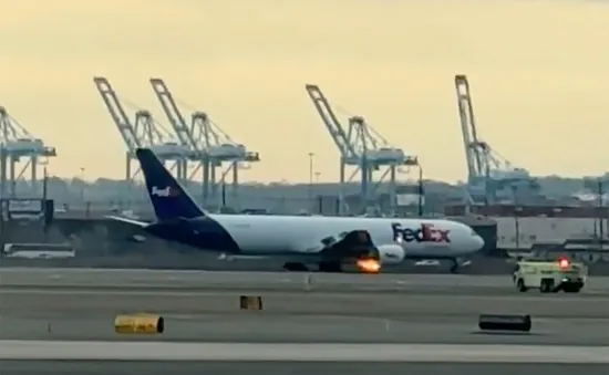 Máy bay chở hàng FedEx cháy động cơ trên không, hạ cánh khẩn cấp