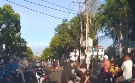 Nam thanh niên đánh tới tấp người đàn ông sau va chạm giao thông ở Đồng Nai