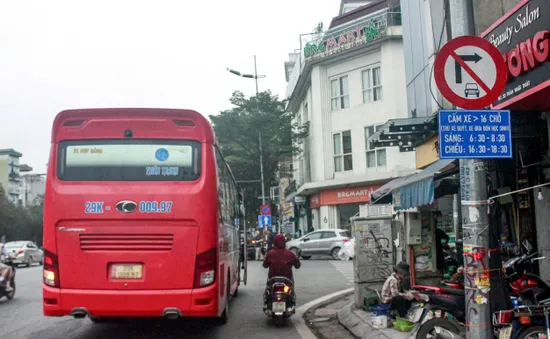 Hà Nội hạn chế xe trên 16 chỗ vào phố cổ: Thông thoáng giờ cao điểm, đến tối lại ùn tắc