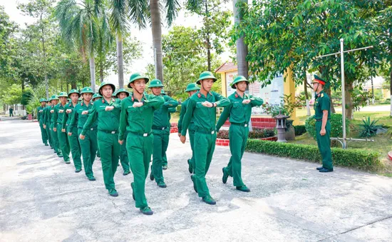 Chiến sĩ mới miệt mài, hăng say trên thao trường huấn luyện