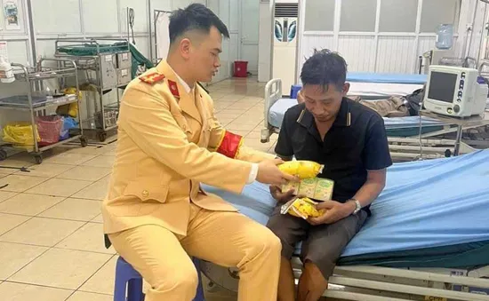 CSGT kịp thời sơ cứu, đưa công dân gặp nạn đi cấp cứu