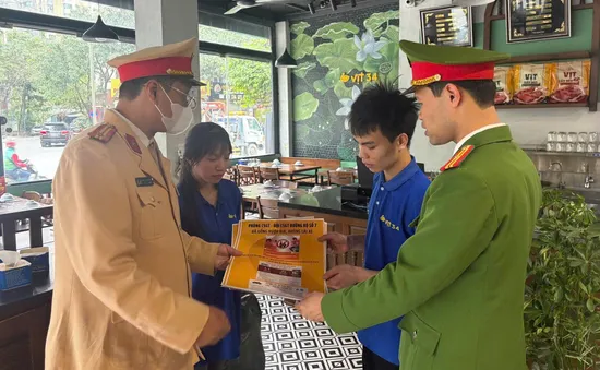 CSGT Hà Nội tới từng quán ăn tuyên truyền "không lái xe khi đã uống rượu bia"
