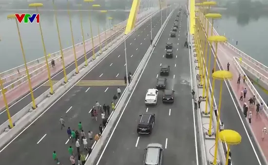 Thông xe cầu vượt trên sông Hương